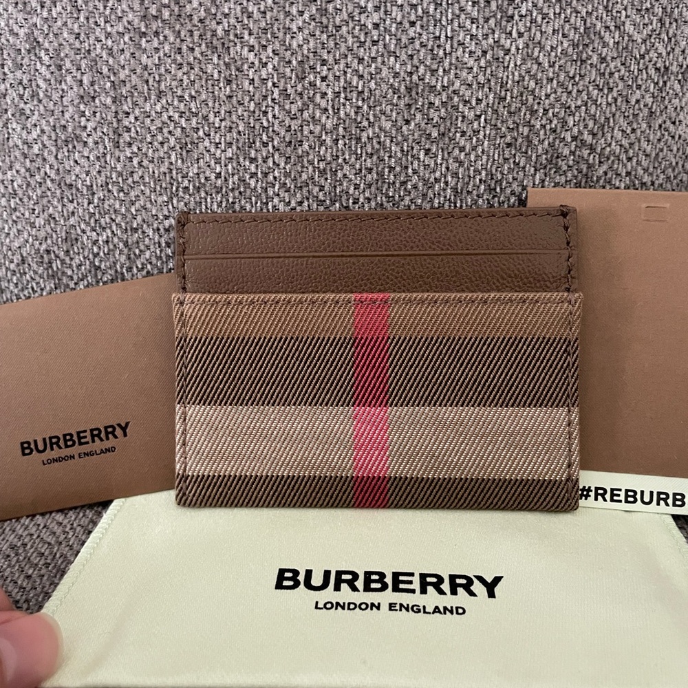 Brand New Full Inclusion Burberry Card Holder In Color Earth